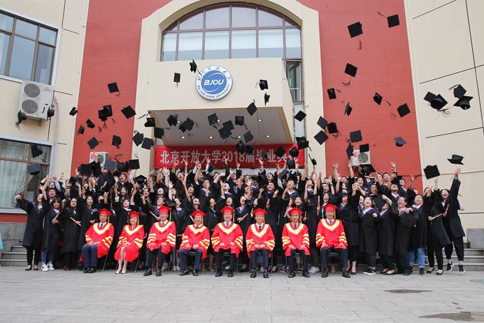 说明: E:\官网新闻\校内主网站\2018.7.12毕业典礼\2018.7.12伟德bv国际体育毕业典礼照片\_07W0879.jpg