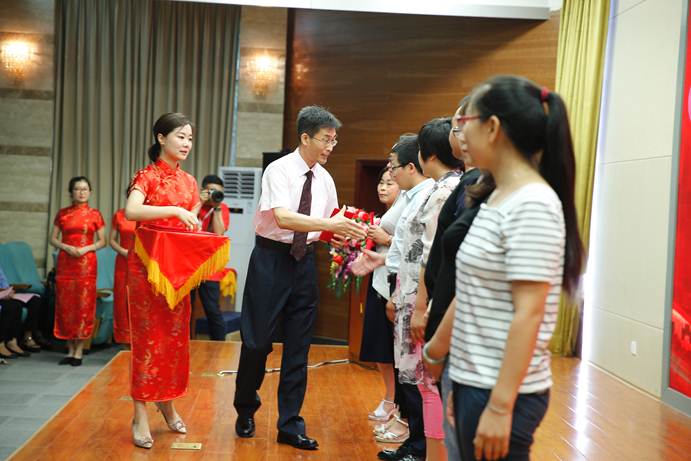 说明: E:\官网新闻\校内主网站\2018.7.12毕业典礼\2018.7.12伟德bv国际体育毕业典礼照片\_07W0674.jpg